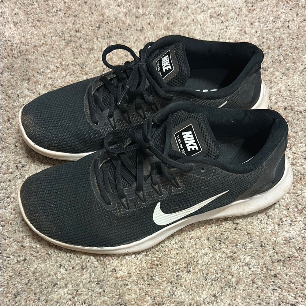 Nike Black and White Athletic Shoes Sleek Design